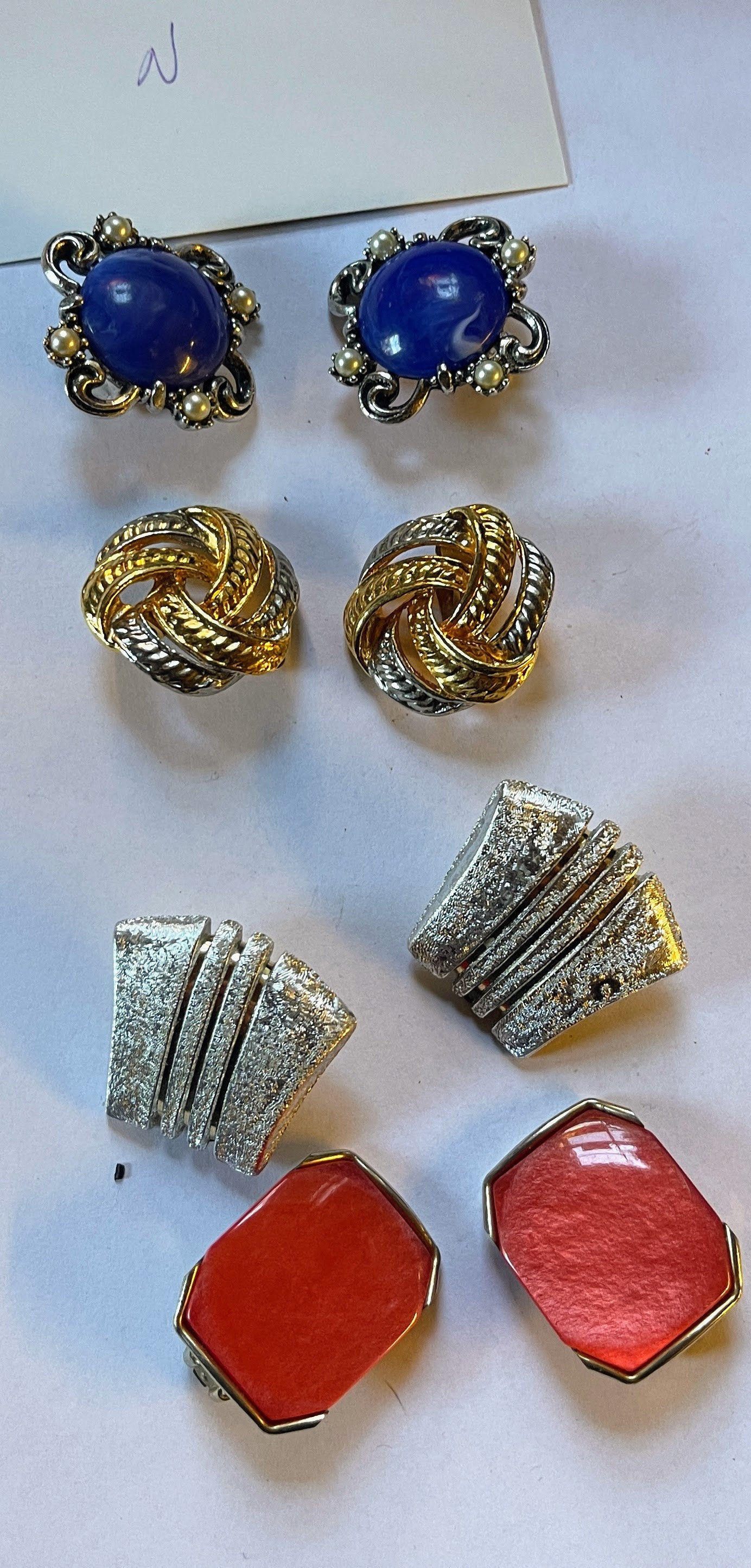 4 sets of vintage clip on earrings  N