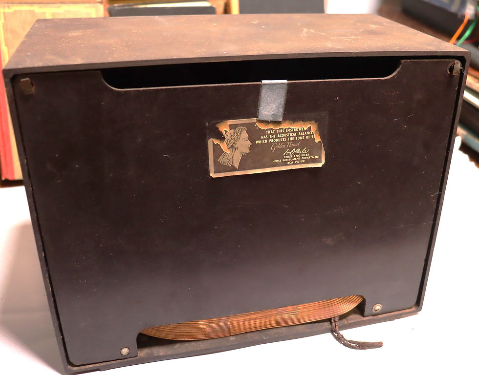 Thumbnail: Vintage RCA Victor  9 X 561 tube AM radio Bakelite cabinet untested.