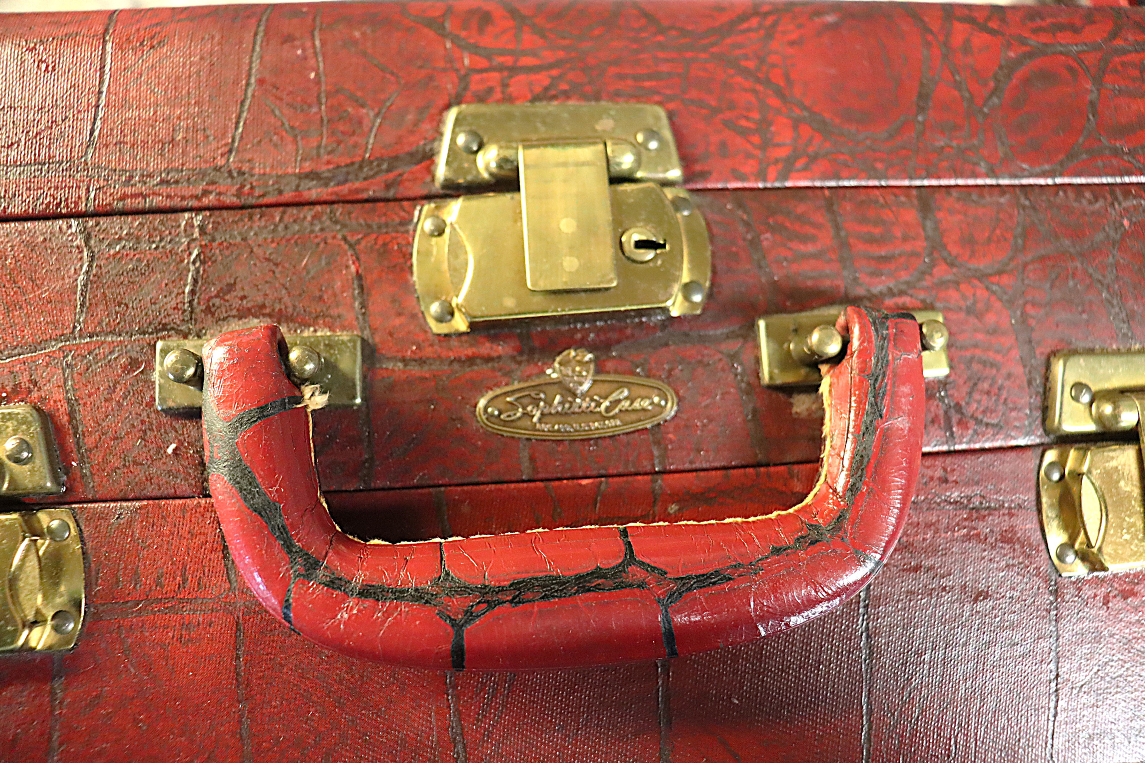 Vintage U S  Trunk Alligator  Sophisti case Train travel  case with key and acce