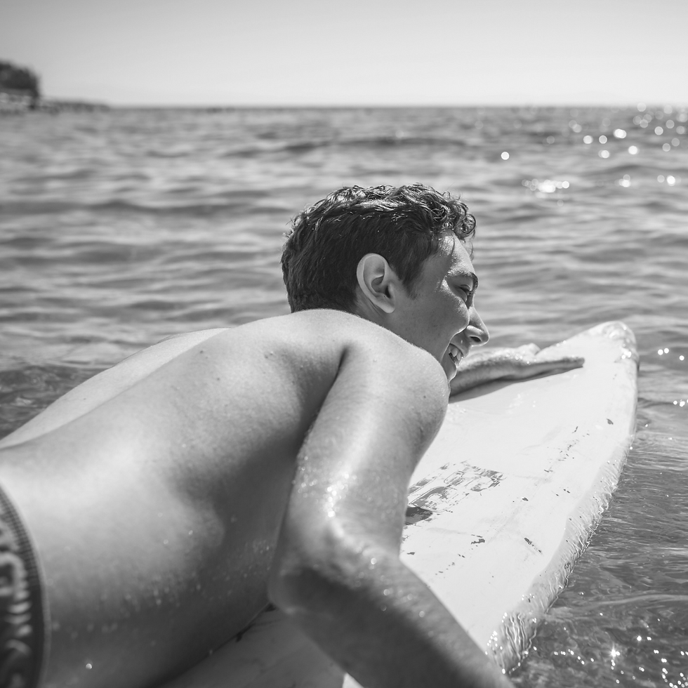 海でサーフィンしている男性