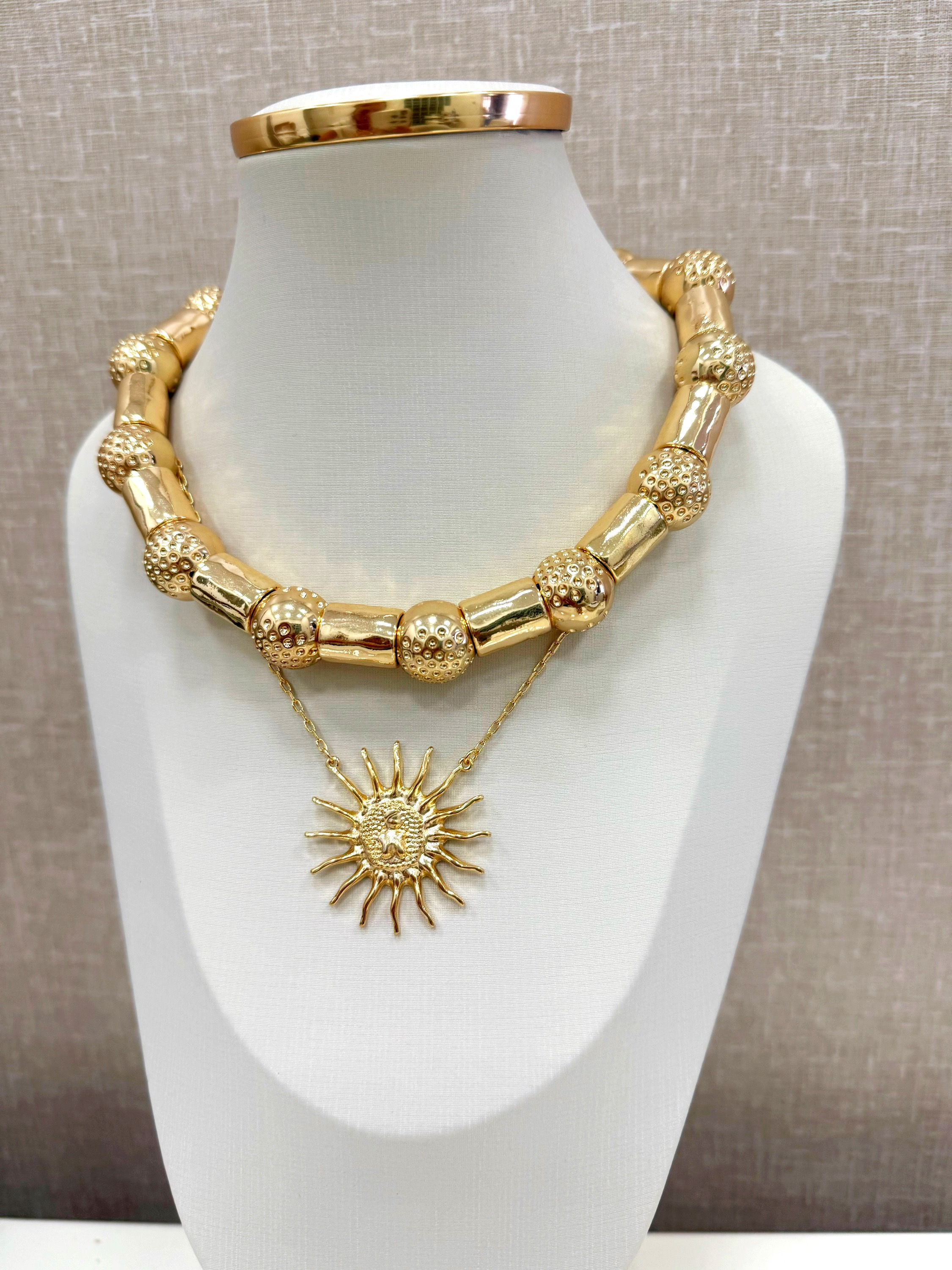 COLAR SOL BUSTO DOURADO