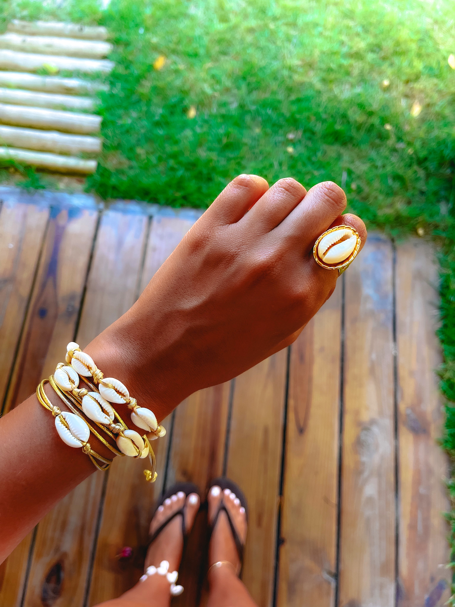 CHOKER/ TORNOZELEIRA BUZIOS FIO DOURADO