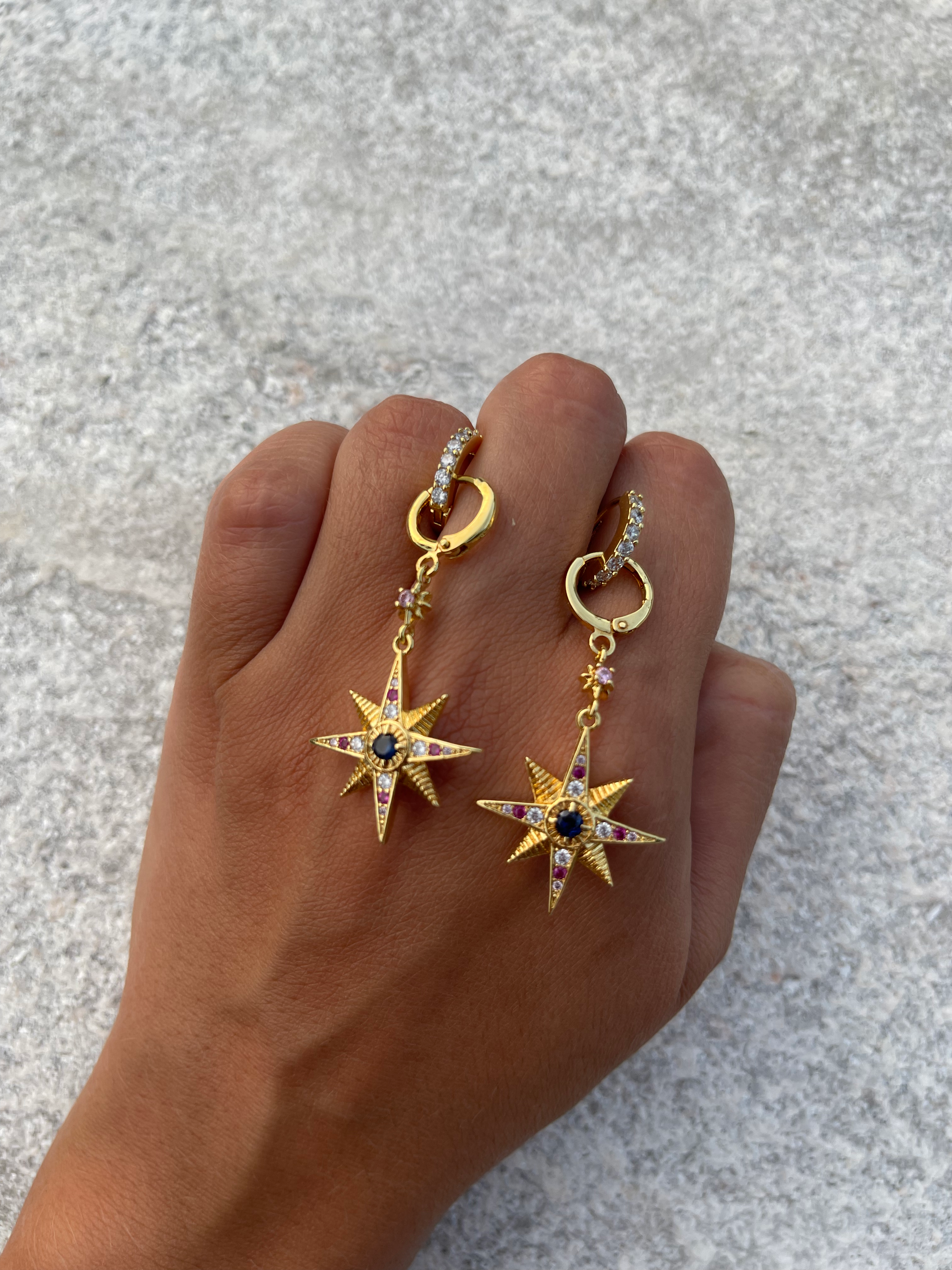 BRINCO ESTRELA CRAVEJADA OURO 18K