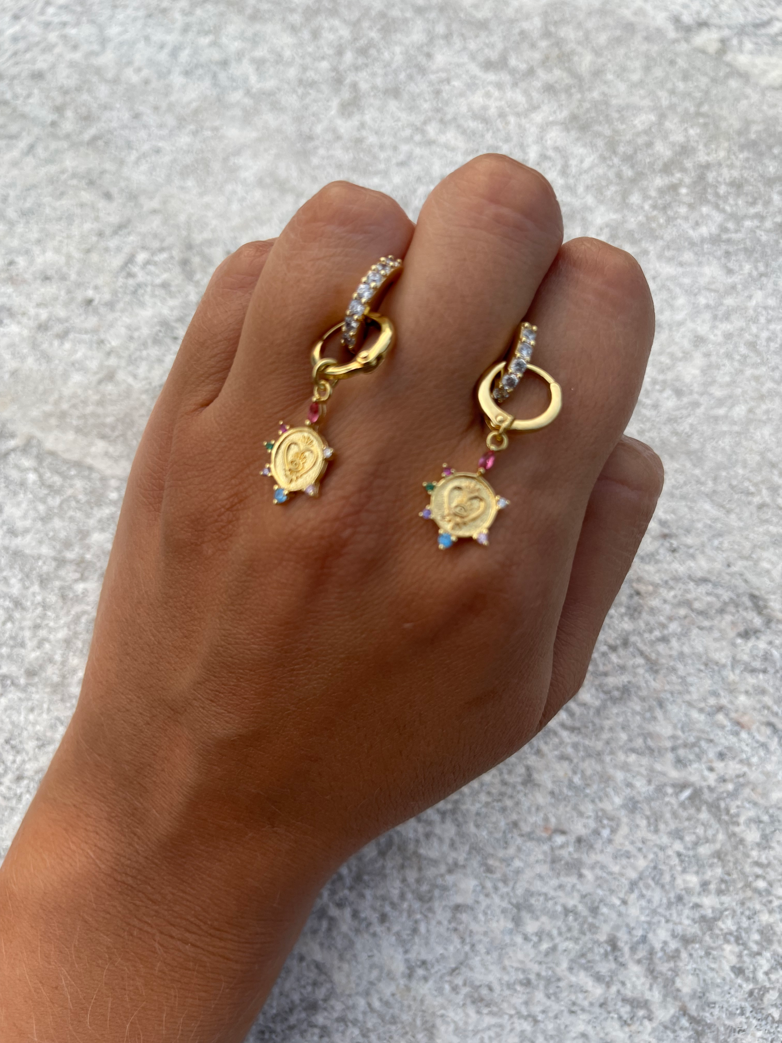 BRINCO MEDALHA CORACAO PEDRAS OURO 18K