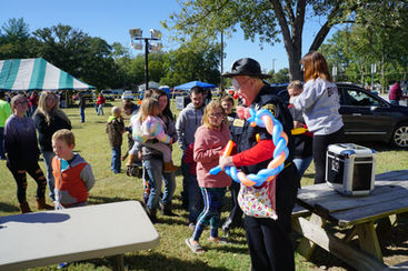 Another angle of the children and performer with the balloon art.