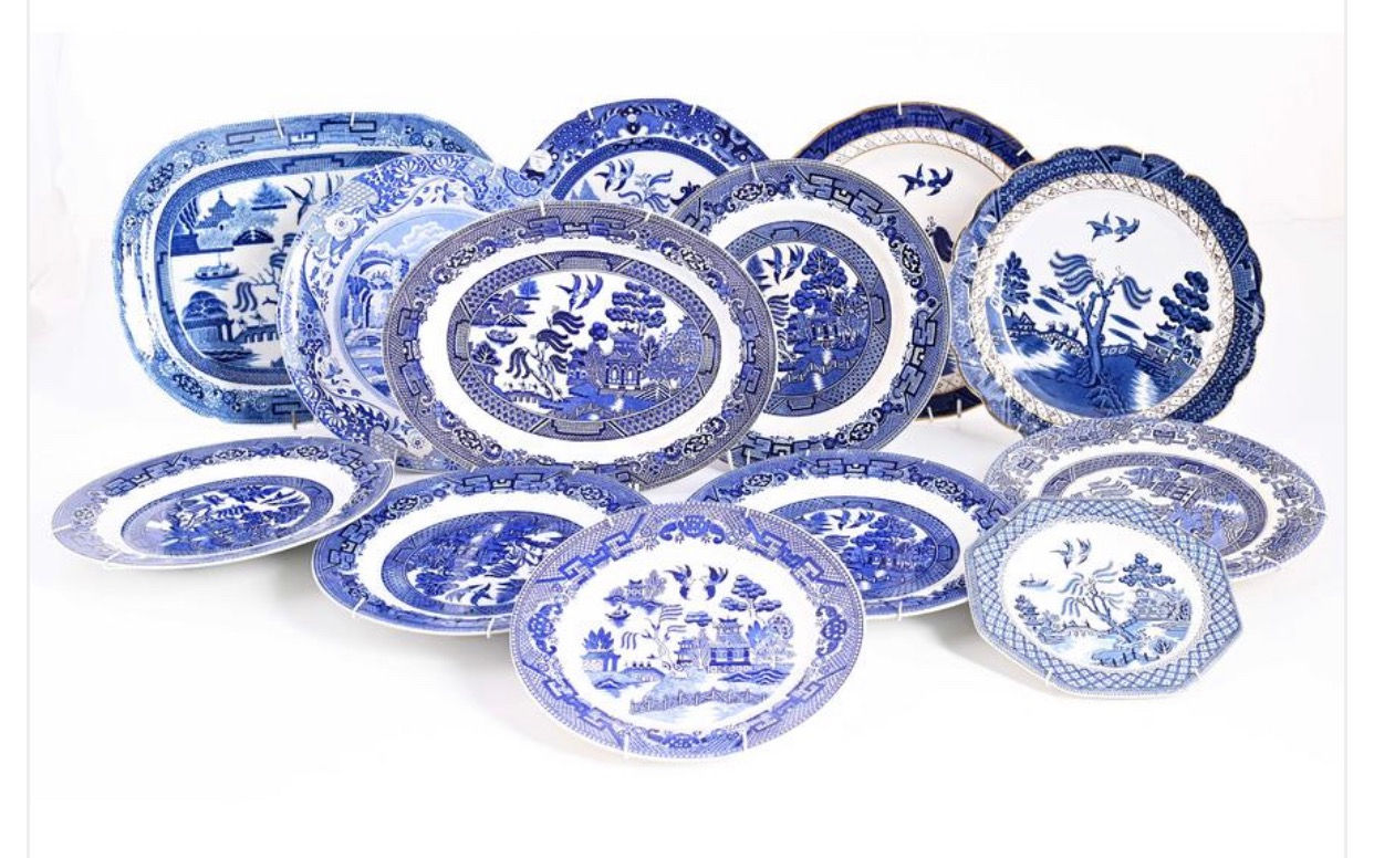 LOT OF THIRTEEN BLUE AND WHITE WILLOW PATTERN WALL PLATES IN SIZES INCLUDING ONE