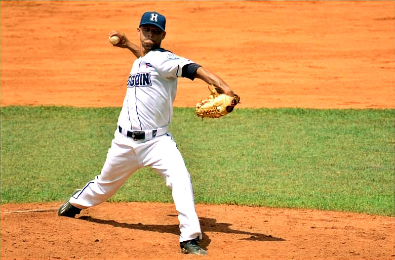 Jesús E. Pérez lanzó perfecto relevo ante La Isla este jueves. (Foto por Alexis del Toro/Periódico Ahora)