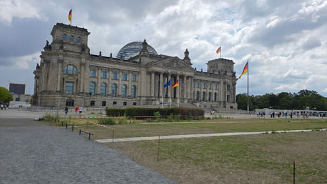 Oberstufenschüler:innen der Schule am Schloss Potsdam besuchen BND und Bundestag.