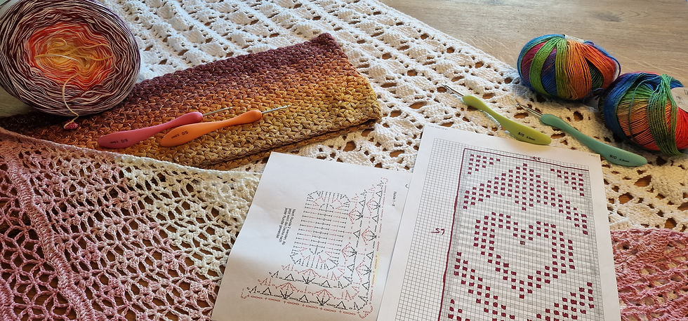 Häkeln ist eine textile Kunstform, die es versteht, aus einem einzelnen Faden flächige Gewebe zu erschaffen. Die schöpferische Kraft der Varianten und Muster ist bereits mit wenigen einfachen Grundmaschen nahezu endlos. So können dichte und warme winterliche Accessoires, luftig transparente Tops, filigran gemusterte Tücher oder kunstvolle Mandalas (Kissen, Decken…) geschaffen werden, die ganz und gar nicht „angestaubt“ sind.
Häkeln kann jeder mit etwas geschickten Fingern. Einmal gelernt, kann man es immer und überall quasi nebenbei zur Erholung machen, denn die Freude am selbst geschaffenen „Etwas“ macht stets glücklich.
Aber: Häkeln ist nichts für Ungeduldige! Schöne Dinge brauchen eben einfach Übung und Zeit.