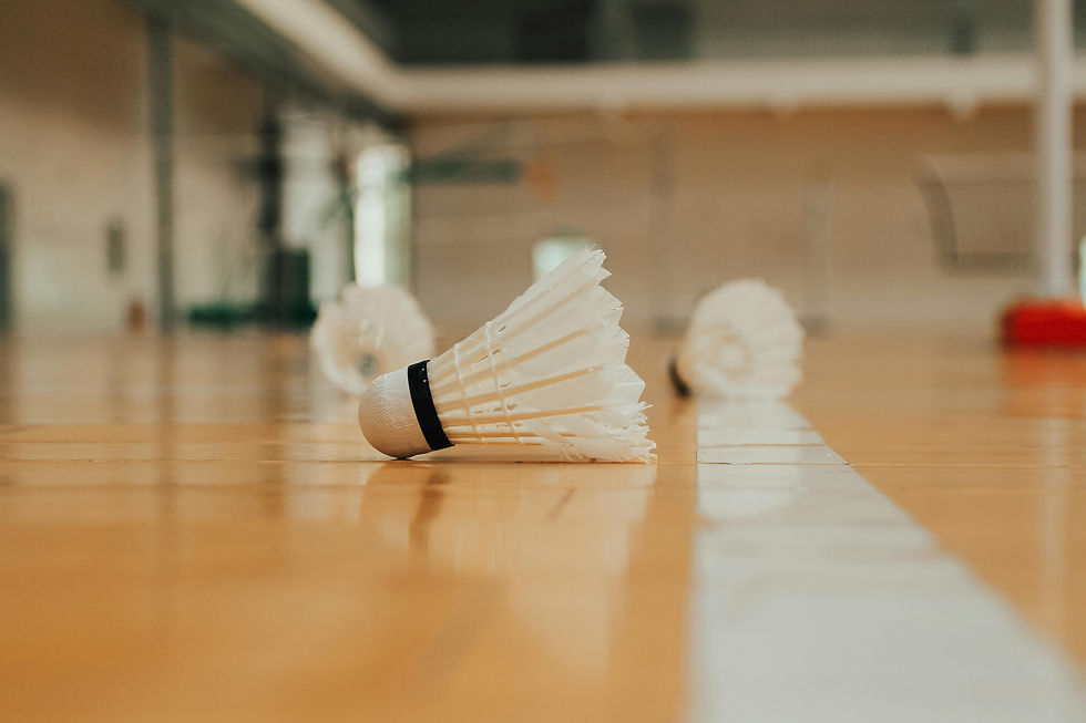 Badminton ist mehr als nur ein Spiel – es ist ein rasanter Sport, der Schnelligkeit, Präzision und Taktik vereint. Erlebe die Faszination blitzschneller Ballwechsel, verbessere deine Fitness und Koordination und entdecke den Spaß am Wettkampf. Egal, ob Anfänger oder Profi – Badminton bietet eine packende Herausforderung für alle!
In diesem Teamprojekt lernen die Schülerinnen und Schüler nicht nur die grundlegenden Schlagtechniken und Spielstrategien, sondern auch atemberaubende Trickshots und raffinierte Spielzüge, die sie für diesen dynamischen Sport begeistern. Neben einer Menge Spaß werden dabei auch wichtige sportliche Werte wie Respekt, Toleranz, Fairplay und Teamgeist vermittelt.
Langfristig besteht die Möglichkeit, an Schulwettkämpfen teilzunehmen – also Schläger in die Hand und ab auf den Court!