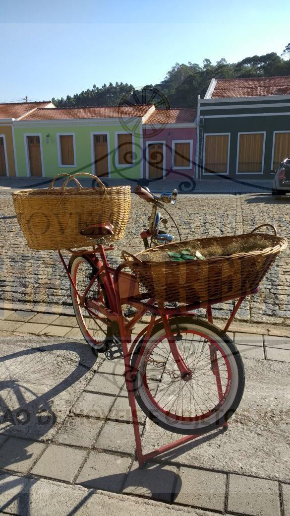 Miniatura: Bicicleta vintage vermelha para decoração retrô com dois cestos grandes