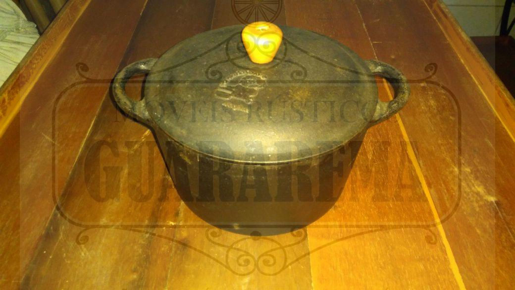 Caçarola de ferro com tampa para decoração.