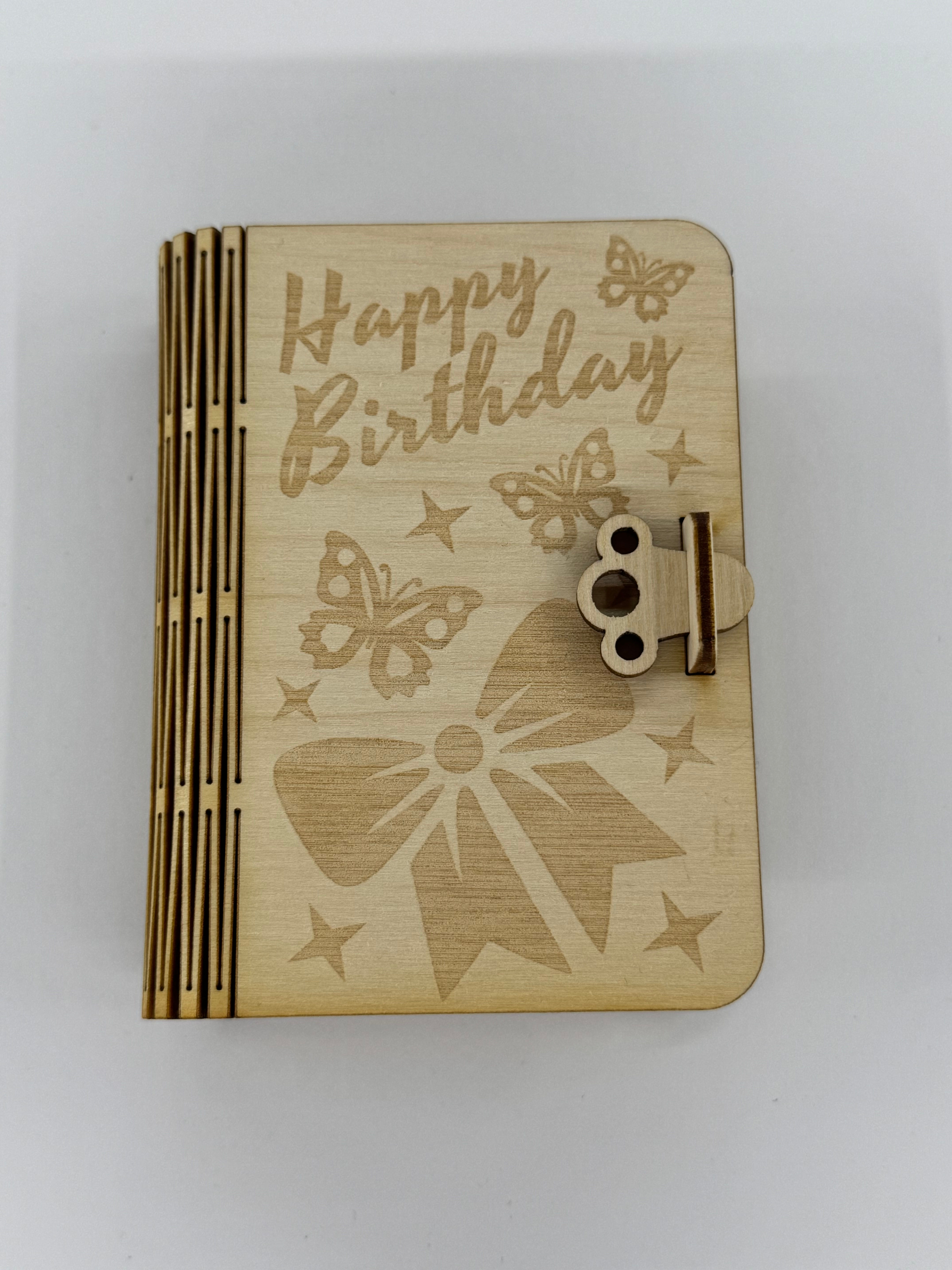Gutscheinbox wie ein Buch, geschlossen, Happy Birthday und Schmetterlinge sowie Schleife graviert