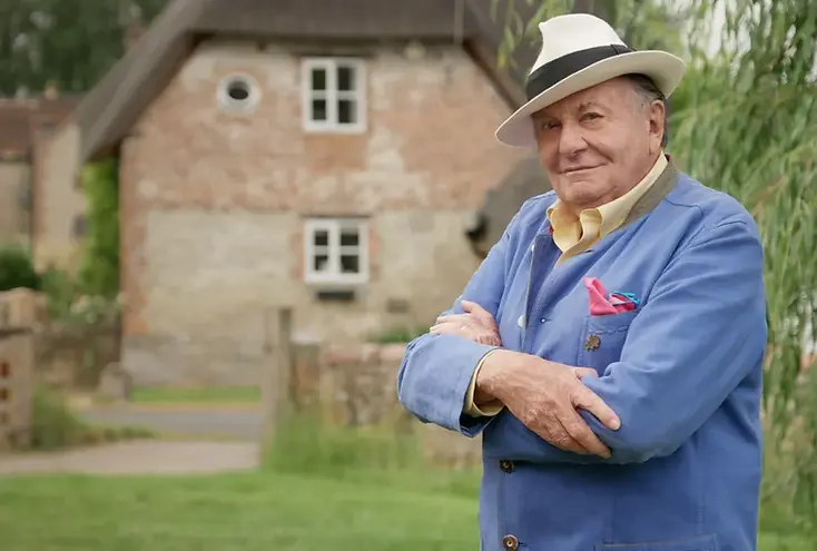 Barry-Humphries-in-Warminster-UK_photographers-credit-Warner-Bros-1-1.webp
