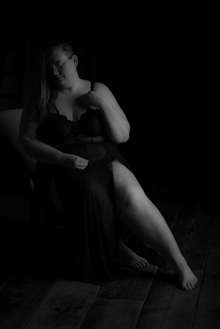 Authentisches Plus Size Boudoir-Shooting in Köln. Sinnliche Portraitfotografie für jede Frau und mehr Selbstwertgefühl.