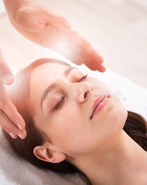 tratamiento-de-performing-reiki-healing-del-terapeuta-en-mujer-primer-la-mano-que-realiza-