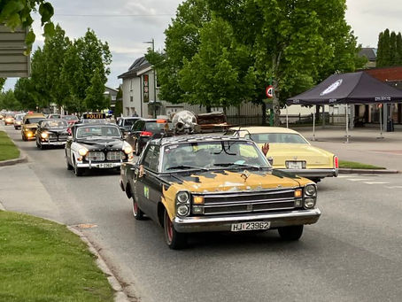 Biler og folk, så lang øyet kunne se Håkon Banken Cruising, kan kalles en suksess💚