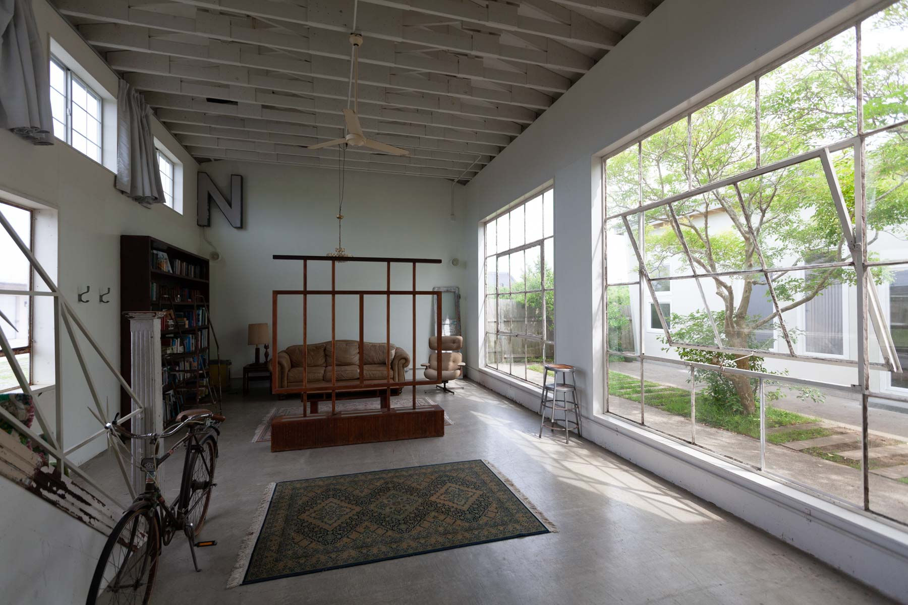 SNUG BEACH HOUSE メインスタジオ 大きな窓と天井高5m