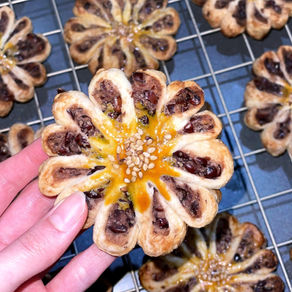 FLOWER PASTRY COOKIES WITH RED BEAN FILLING 