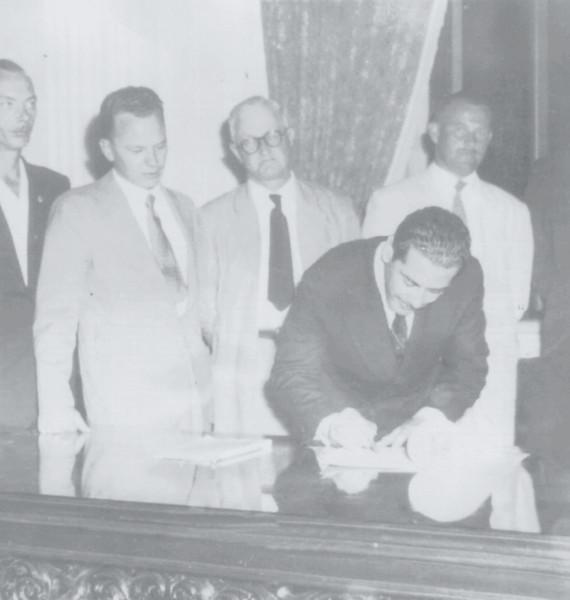 Brizola assina Lei de Emancipação de Estância Velha em 1959