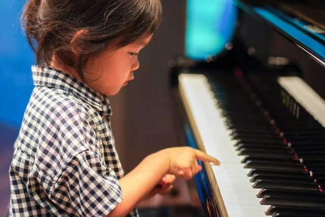 指一本でピアノを弾く子ども