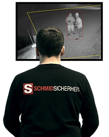 Mitarbeiter in der Videozentrale in Günzburg überwachen in Echtzeit mehrere Videoüberwachungsbilder zur sofortigen Erkennung und Reaktion auf Sicherheitsvorfälle