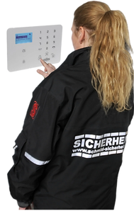 Mitarbeiter des Sicherheitsdienstes bei der Alarmintervention in Günzburg, der schnell vor Ort eintrifft, um auf einen ausgelösten Alarm zu reagieren