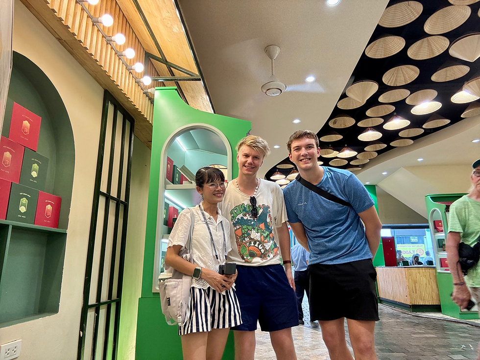 Lin führt als Tourguide durch Hanoi.