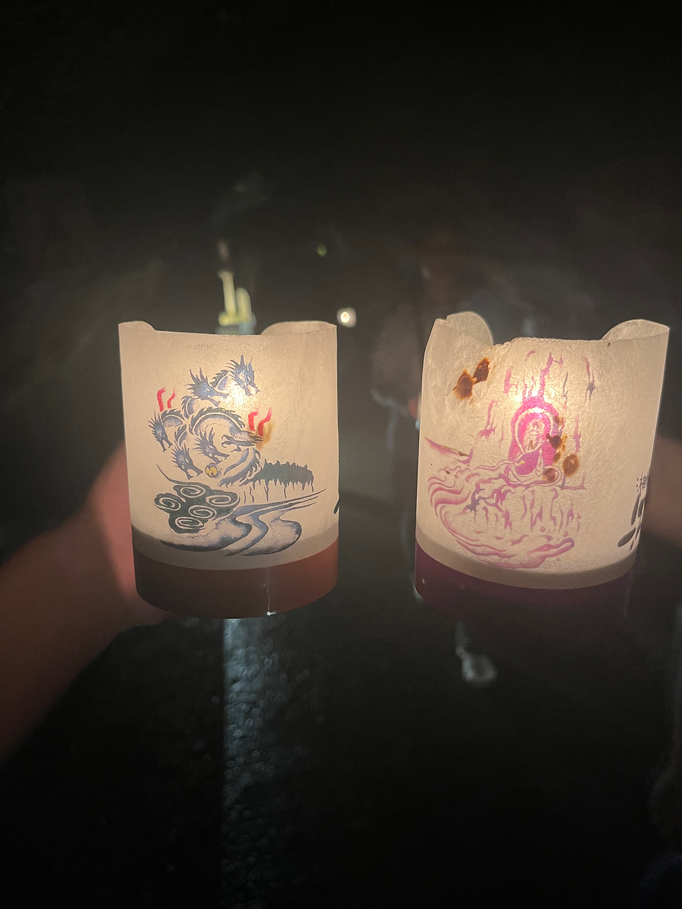 Der Drache und Benzaiten auf Kerzen, die man zur Erkundung der Höhlen bekommt.