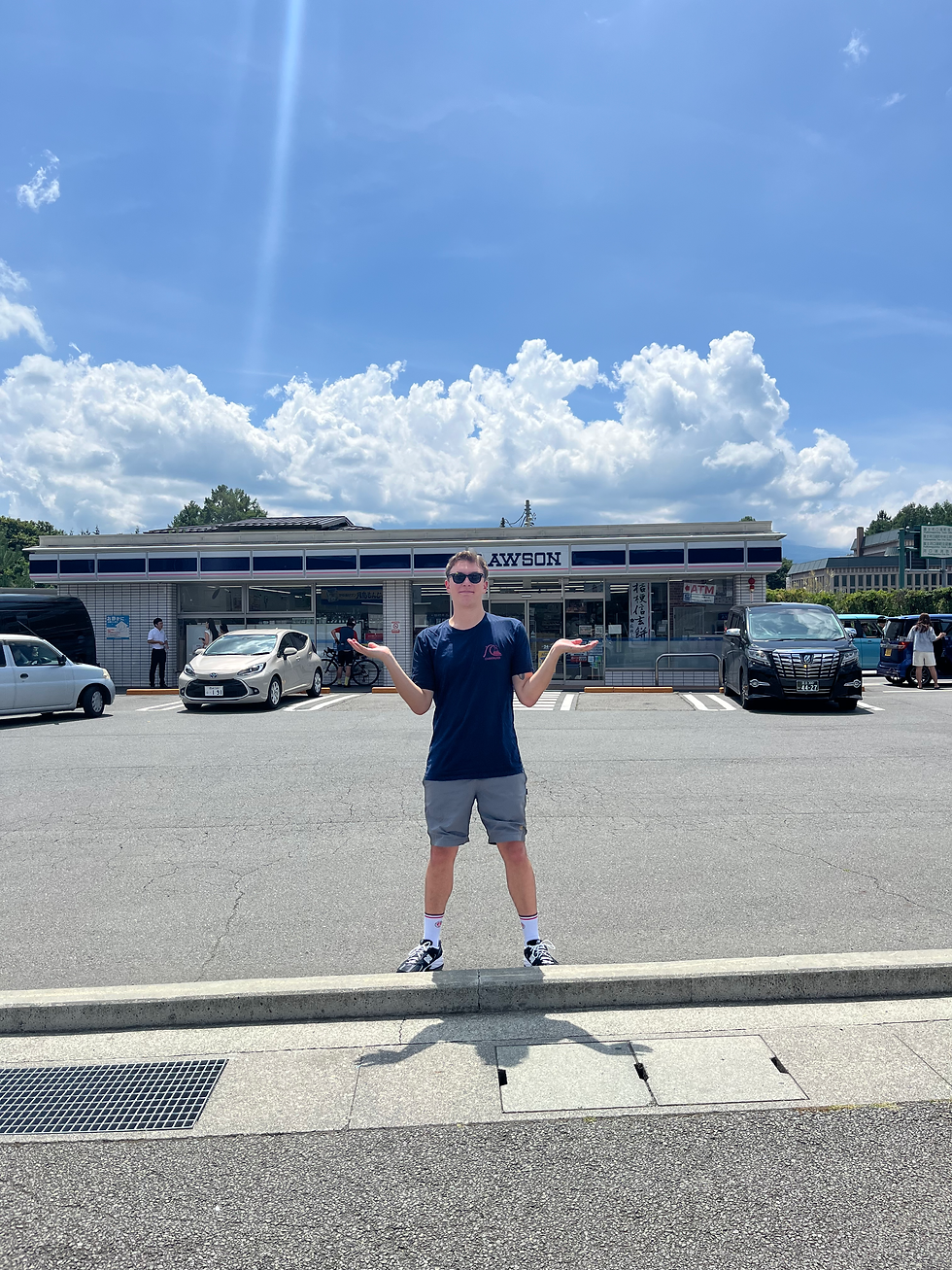 Typischer Tourist vor dem Lawson. Eigentlich sollte der Fuji dahinter zu sehen sein.