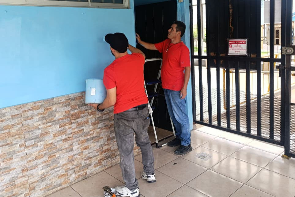Privados de libertad realizan trabajos de mantenimiento en escuela de Pérez Zeledón