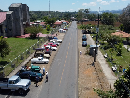Fiebres de los autos antiguos se tiraron a las calles a lucir sus chuzos