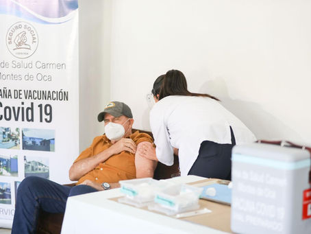 Dos adultos mayores y dos funcionarios del CEACO recibieron la vacuna contra COVID-19