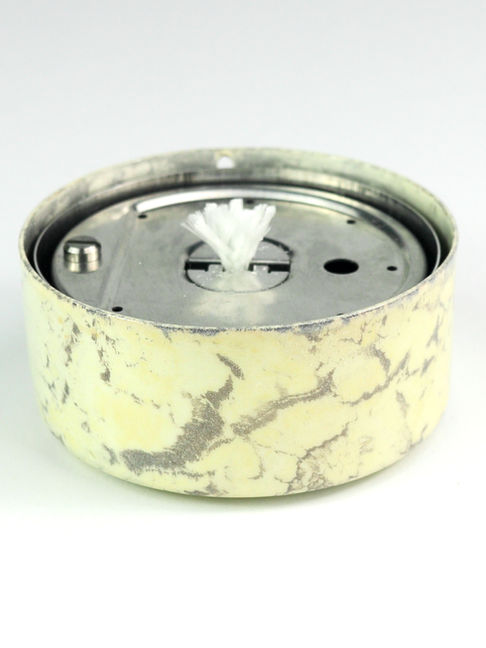 Teelichthalter aus lackiertem Stahlblech zur Verwertung von Kerzenresten. Farbe: White-Stone-Look.