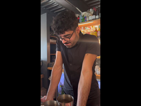 Derrière le bar à midi