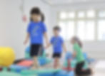 小朋友走平衡木