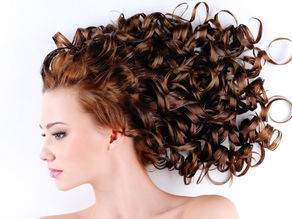 CONSIGLI SU COME MANTENERE BELLI I CAPELLI RICCI