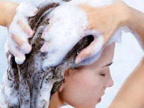 COME LAVARE I CAPELLI A CASA