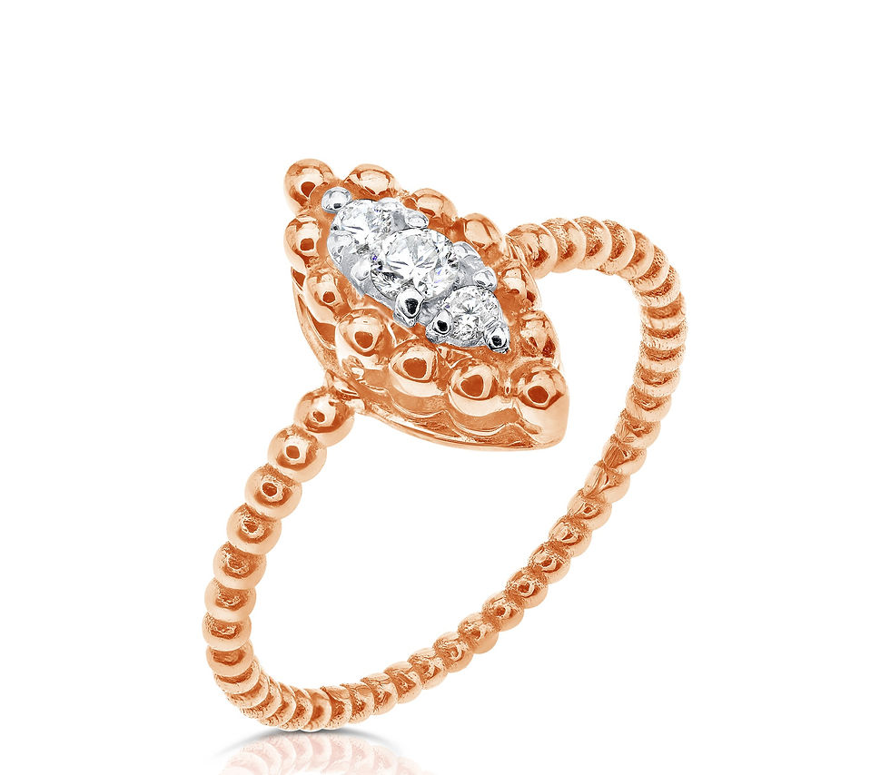 טבעת זהב בצורת מרקיזה משובצת יהלומים