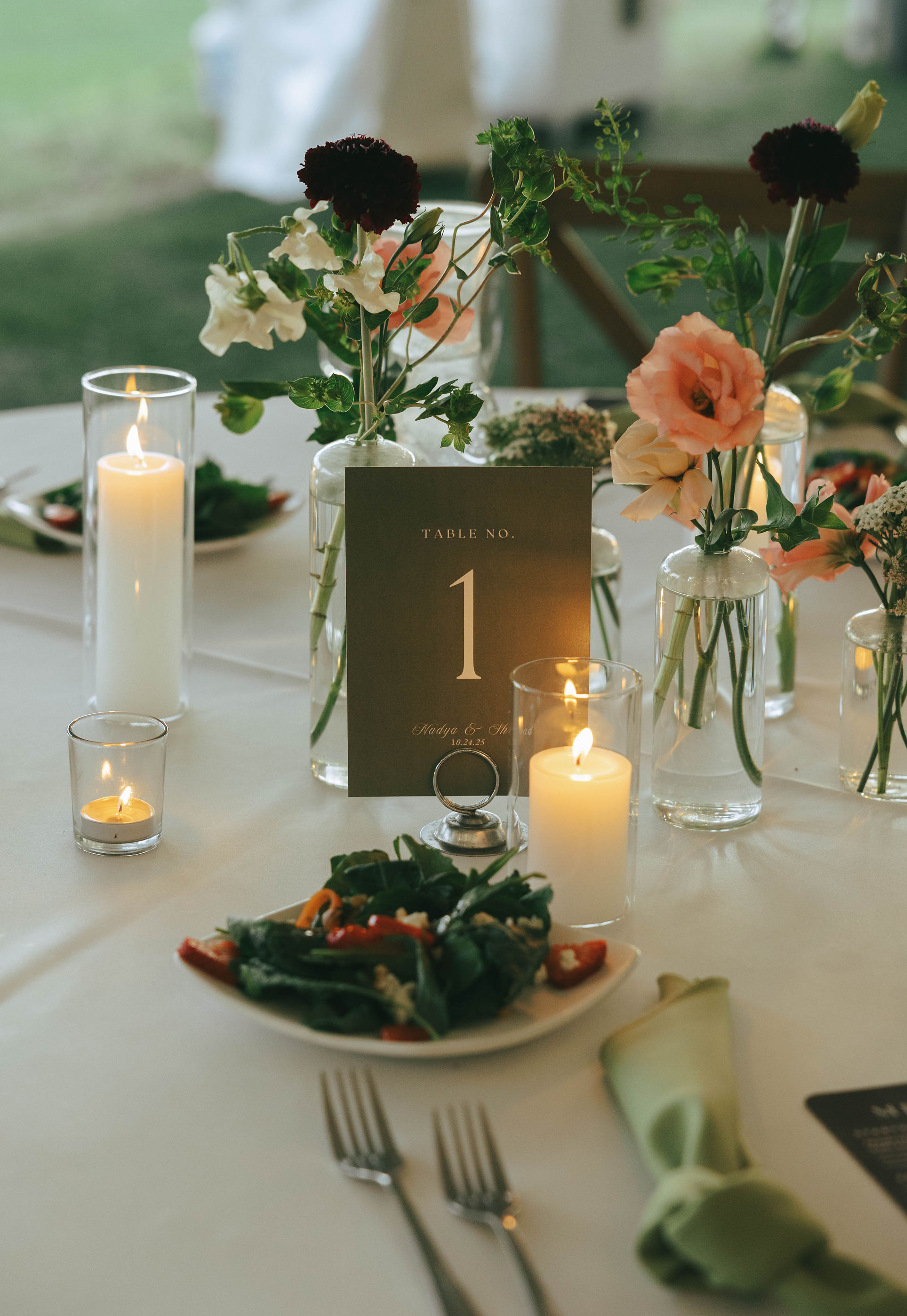 bud_vases_round_table