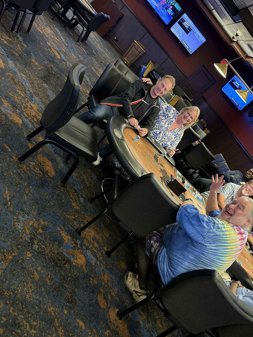 Her er et lite knippe av våre nye venner. Noen forsvant bak en vegg da vi spurte om å få ta bilde. De har sikkert gode grunner; eks. FBI, skattevesen eller en irritert kone... (Here’s a small handful of our new friends. A few disappeared behind a wall the moment we asked for a photo. They probably had good reasons – like the FBI, the tax authorities, or an irritated wife…)