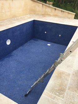 Moisaïque dans une piscine en Périgord