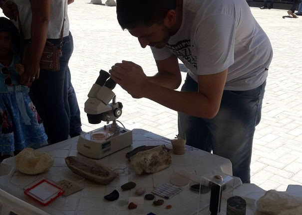 Feira Biologia na Praça 2 - VC - mostra de geologia e paleontologia.jpeg