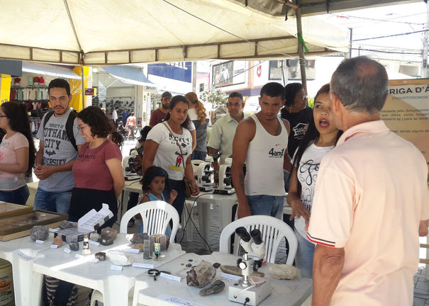 Feira Biologia na Praça 1- VC- mostra de geologia e paleontologia.jpeg