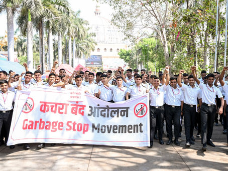 नदीत कचरा टाकण्याविरोधात विद्यार्थ्यांचा एल्गार