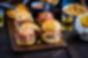 Hamburguesa Parrillera con Salsa Chimichurri Dominicano: Una Receta Casera para Chuparse los Dedos