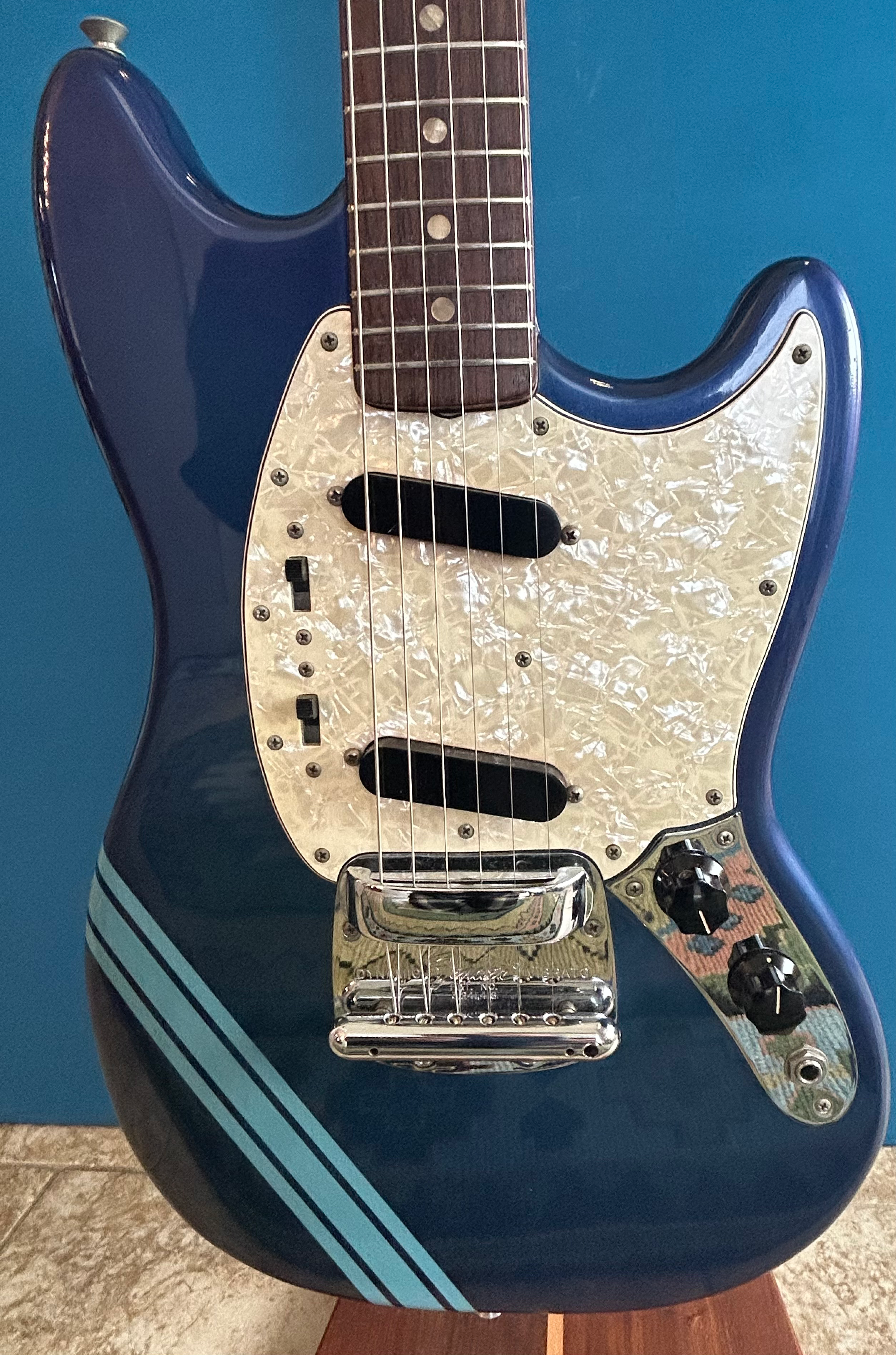 Competition Fender Mustang 1969 in competition burgundy.
