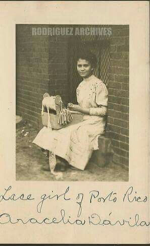 mujer tejiendo mundillo