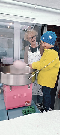 Do-it-Yourself-Zuckerwatte mit Fluffy Clouds-Kind dreht selbst Zuckerwatte, ideal für Kindergeburtstage, Familenfeiern im Kreis Heinsberg und Aachen