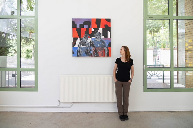 Kim Weissenborn debout à côté de son tableau représentant Lek et Sowat. à l'Atelier Grognard de Rueil Malmaison, France.